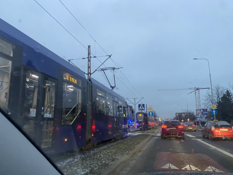 Kolizja tramwaju z samochodem na ul. Ślężnej, stoją tramwaje i samochody - 0