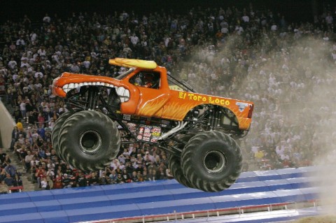 Wyścigi monster trucków na stadionie - 7