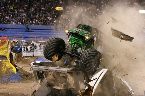 Wyścigi monster trucków na stadionie - 8