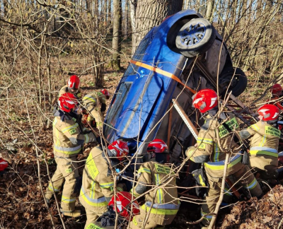 Było blisko tragedii. Samoch&oacute;d uderzył w drzewo