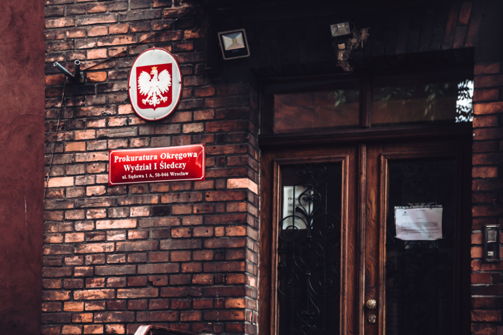 Prokuratura nie stawia jeszcze zarzutów ws. potrącenia 8-letniej dziewczynki na parkingu szkolnym - fot. ilustracyjna / Radio Wrocław