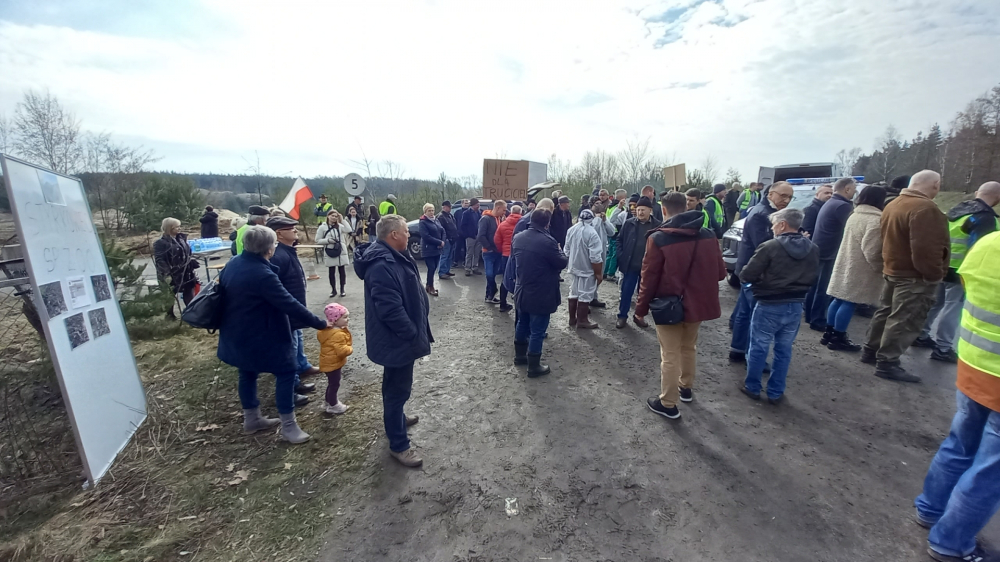 Mieszkańcy gminy Chojnów ogłosili casting... na radnego do sejmiku - Protest mieszkańców w sprawie zanieczyszczenia żwirowni koło Chojnowa, fot. Andrzej Andrzejewski / Radio Wrocław