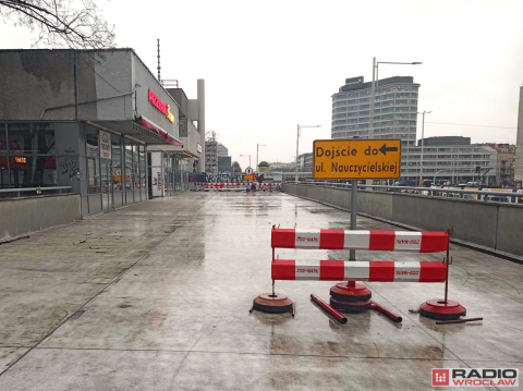 Miał trwać 10 miesięcy, mijają lata, a efektów nadal brak. Remont esplanady na wrocławskim Manhattanie wstrzymany - 0
