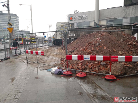 Miał trwać 10 miesięcy, mijają lata, a efektów nadal brak. Remont esplanady na wrocławskim Manhattanie wstrzymany - 1