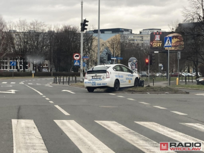 Utrudnienia na Zaporoskiej we Wrocławiu, samochód wbił się w wysepkę