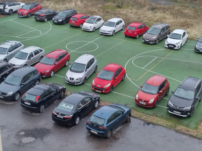 Było boisko szkolne, a jest parking dla urzędnik&oacute;w