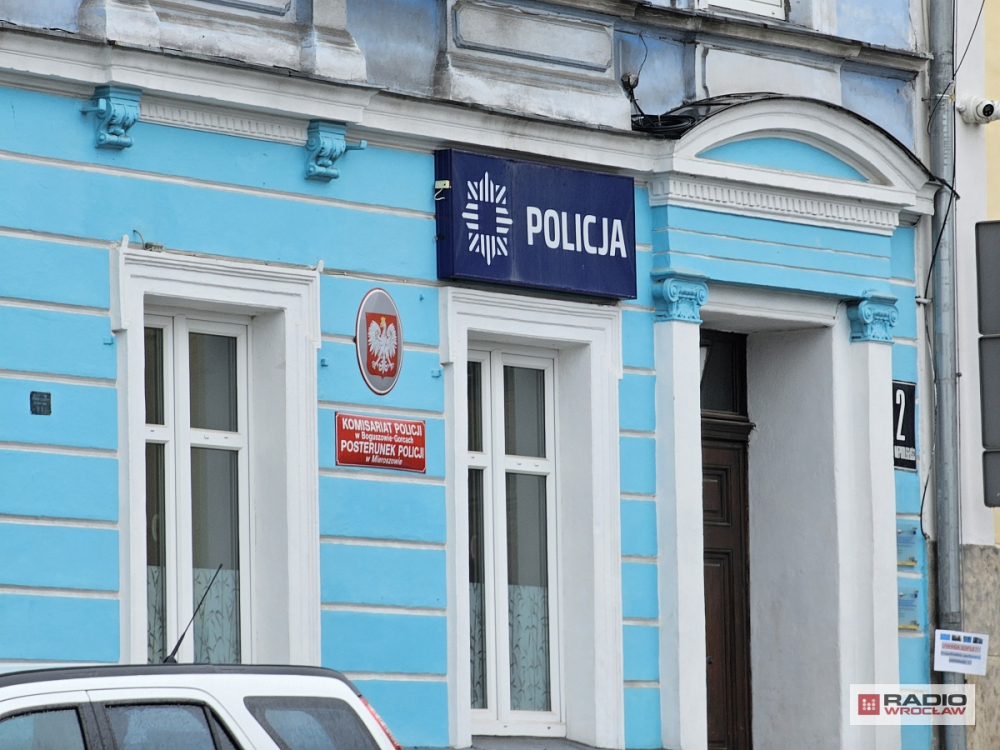 Zgłaszają problemy policjantom przez domofon – fot. Bartosz Szarafin