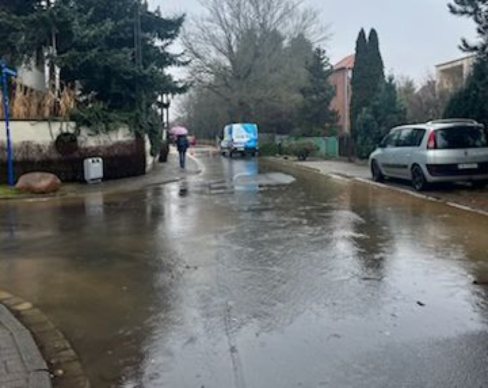 Pękła rura przy Solskiego we Wrocławiu - fot. Słuchacz