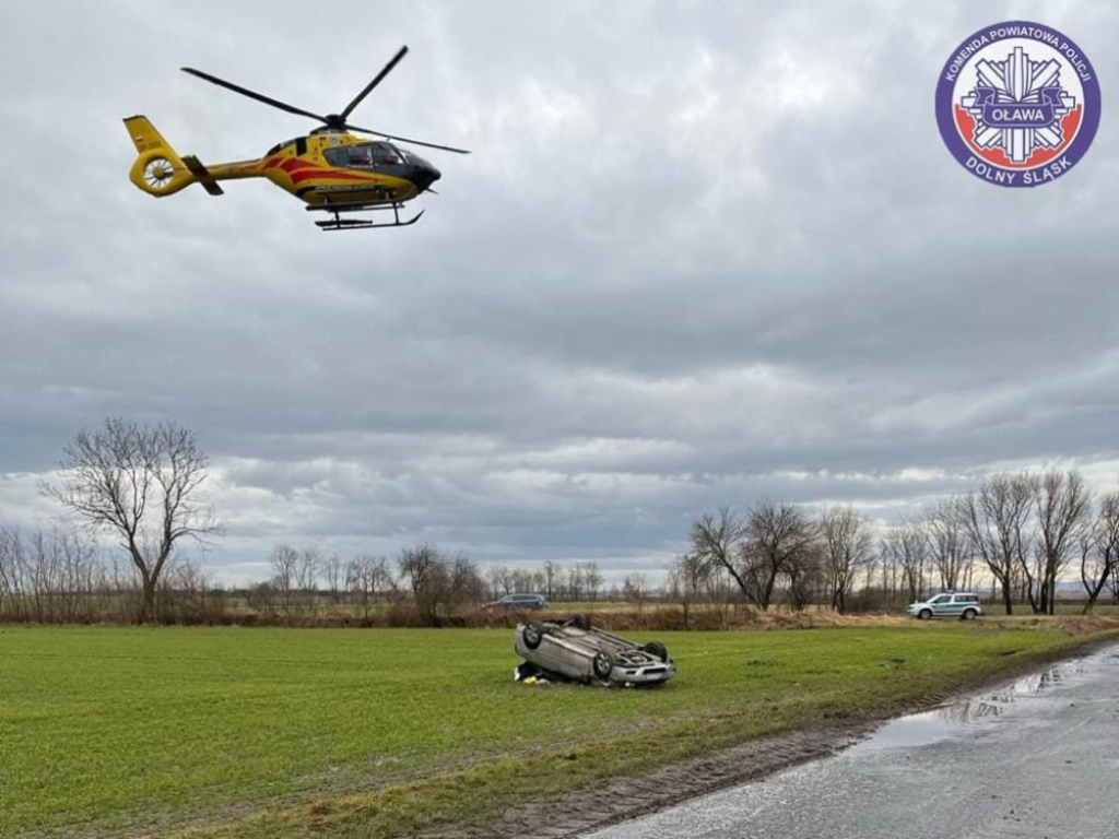 Śmigłowiec LPR-u lądował niedaleko Oławy - fot. Policja Oława