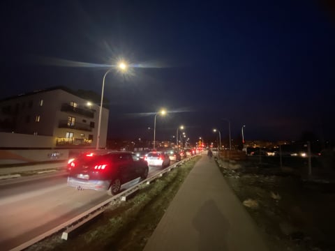 Policja kierowała ruchem na drogach osiedlowych. Drogowy armagedon na wrocławskim Jagodnie - 0