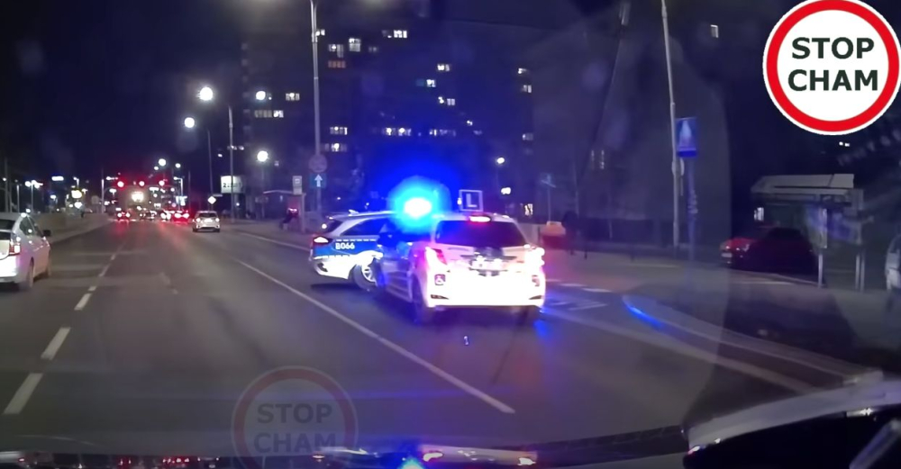 Radiowóz zderzył się z samochodem nauki jazdy. Mamy komentarz policji [WIDEO] - fot. Stop Cham