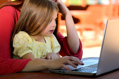 „Wychowanie przy ekranie” czyli jak bezpiecznie i zdrowo korzystać z sieci
