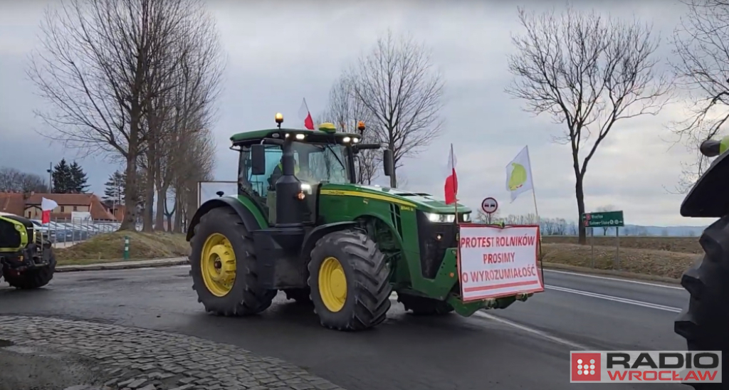 Rolnicy nadal protestują na drogach w regionie - fot. RW
