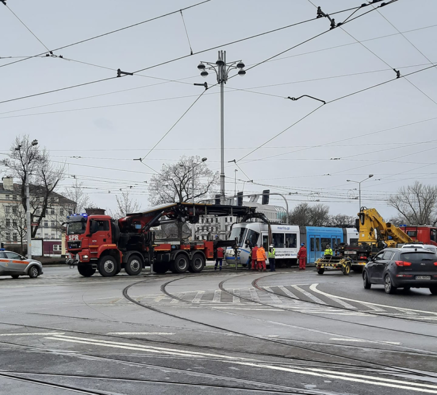 Wykolejenie tramwaju na placu Bema we Wrocławiu  - fot. MR