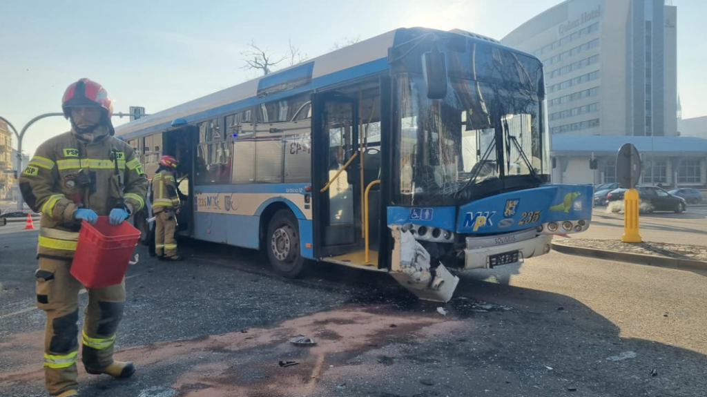 Wypadek osobówki z legnickim autobusem miejskim, 4 osoby trafiły do szpitala – fot. Komenda Miejska Państwowej Straży Pożarnej w Legnicy