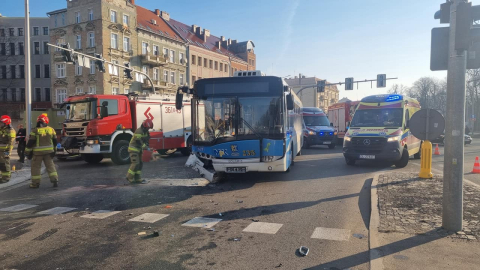 Wypadek osobówki z legnickim autobusem miejskim, 4 osoby trafiły do szpitala - 0