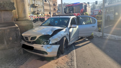 Wypadek osobówki z legnickim autobusem miejskim, 4 osoby trafiły do szpitala - 1