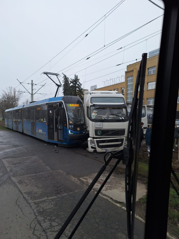 Zderzenia ciężarówki z tramwajem przy Tarnogajskiej - fot. Wojciech Dobień