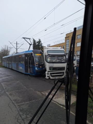 Zderzenia ciężarówki z tramwajem przy Tarnogajskiej
