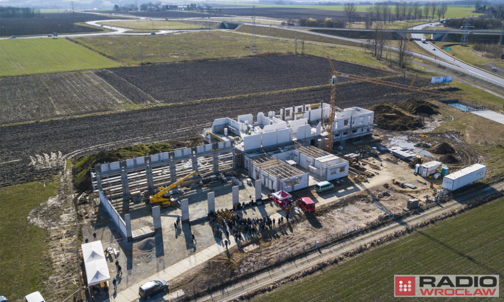 Nowoczesna komenda za 36 milionów złotych pnie się w górę - fot. Jarosław Wrona