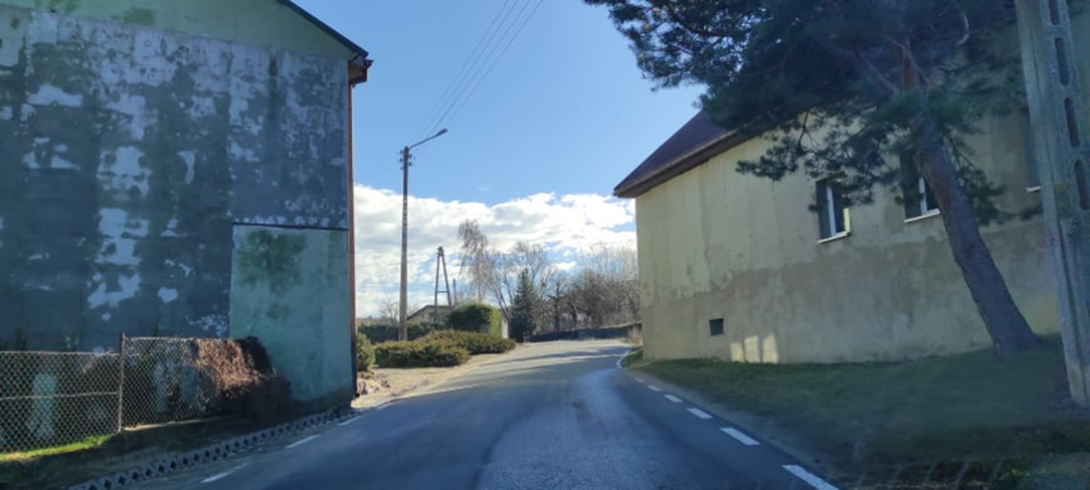 Co weekend goszczą tysiące turystów, a nie mają nawet chodnika - fot. użyczone