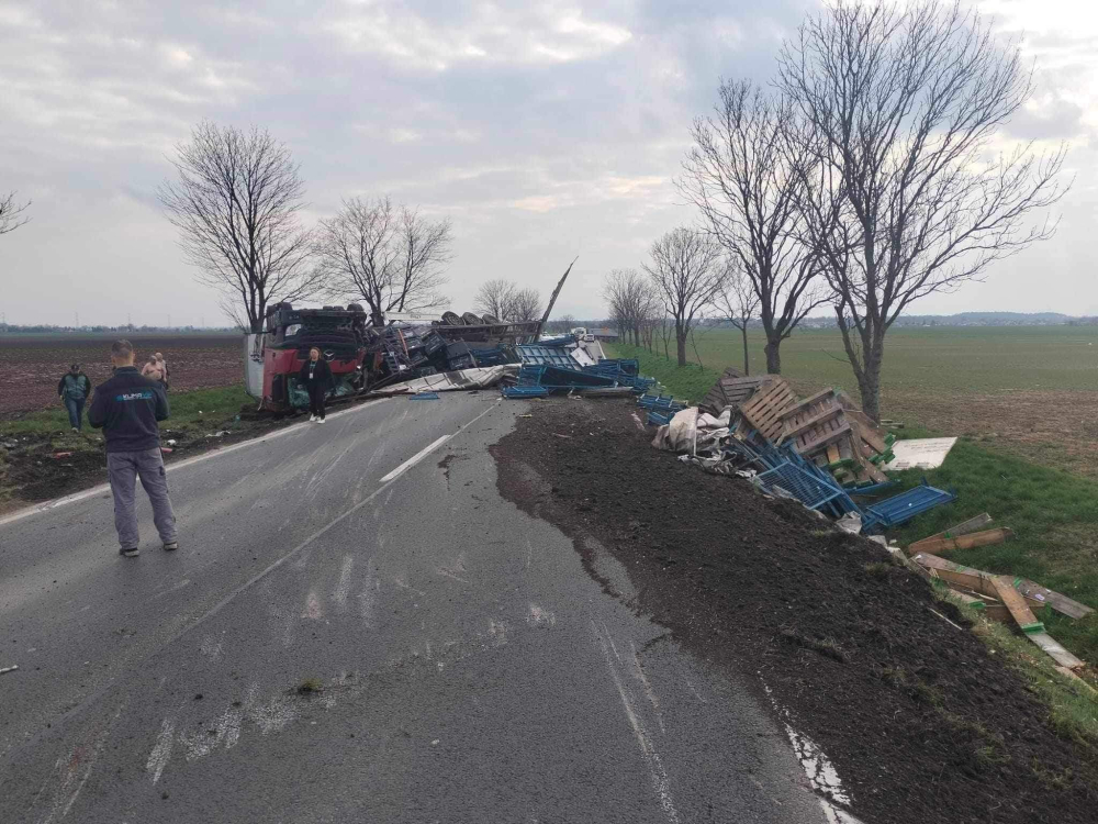 Ciężarówka przewróciła się na drodze. DK35 zablokowana była w obu kierunkach - fot. użyczone