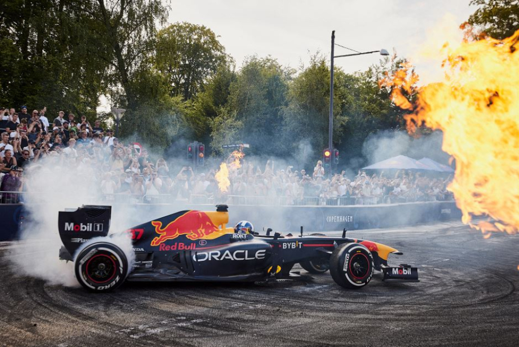 Legenda Formuły 1 kontra żużlowiec Betardu Sparty Wrocław na Stadionie Olimpijskim - fot. mat. prasowe