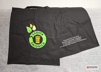 Kolejne materiałowe torby z logo "Czysta Świdnica" trafią do mieszkańców