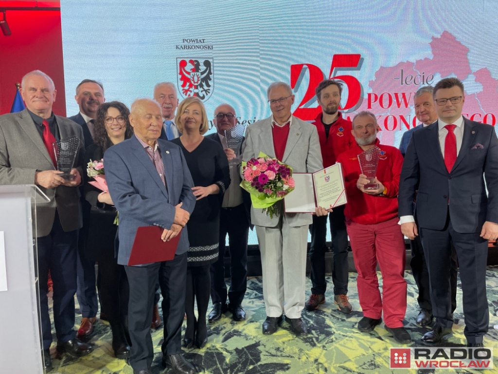 Trzech zasłużonych dla Powiatu Karkonoskiego - fot. RW