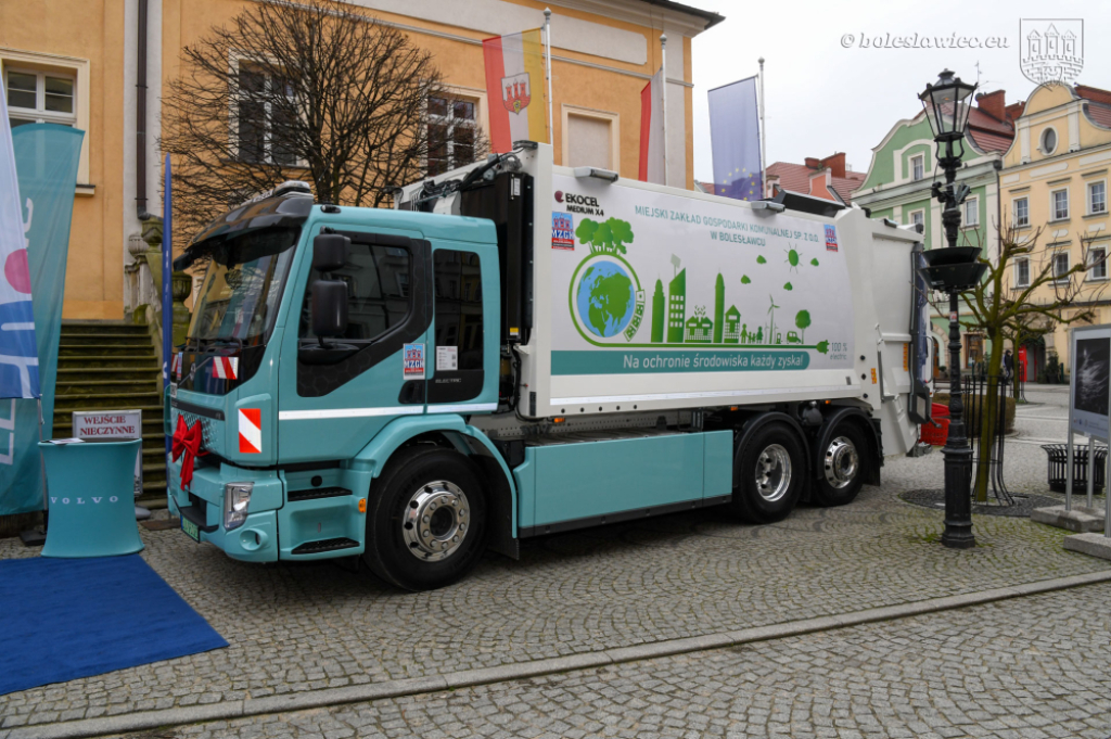 W Bolesławcu pracuje pierwsza, elektryczna śmieciarka - fot. boleslawiec.pl