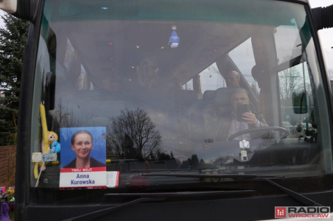 Nie mogą w świetlicach, więc organizują wyborcze spotkania w... autobusach - 2