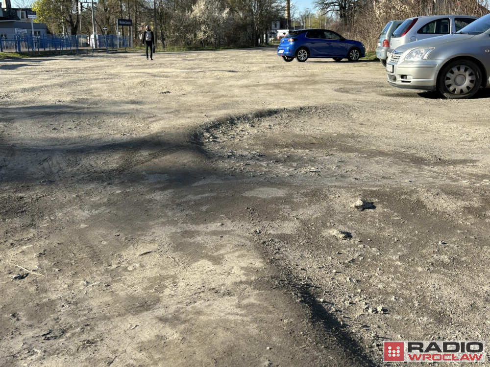 Parking przy stacji kolejowej Wrocław-Zakrzów wypełniony dziurami - fot. RW