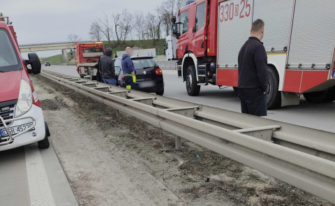 Po zderzeniu trzech aut w obie strony blokuje się autostrada A4 - 0