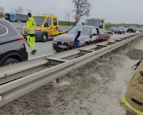 Po zderzeniu trzech aut w obie strony blokuje się autostrada A4 - 1