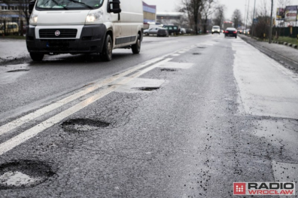 Kierowcy przeklinają, a drogowcy łatają. W tym roku już za 5 mln złotych - fot. RW