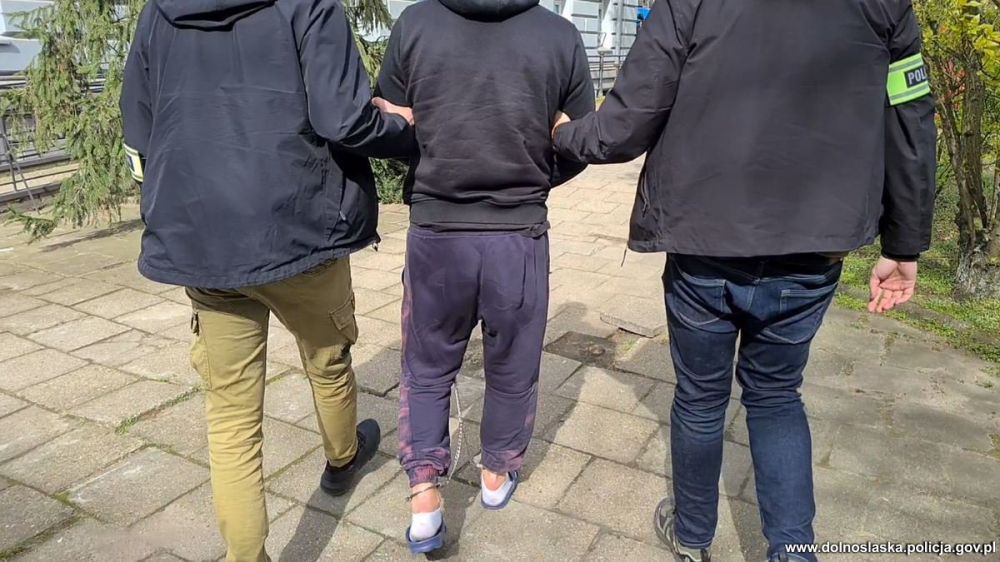 Okradali naczepy pojazdów ciężarowych... w czasie jazdy - Fot: Dolnośląska policja