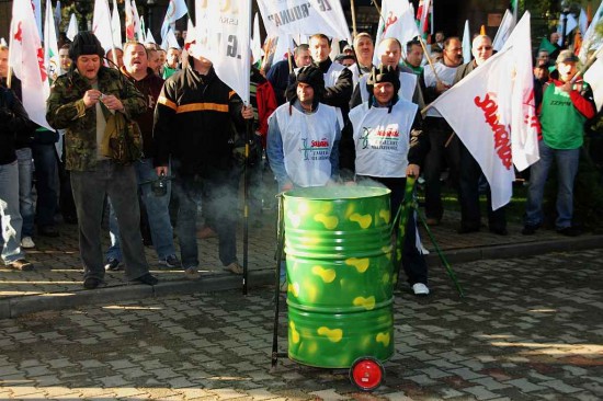 Ostry protest przed KGHM (Zobacz) - Foto: Wojciech Obremski /Lca.pl
