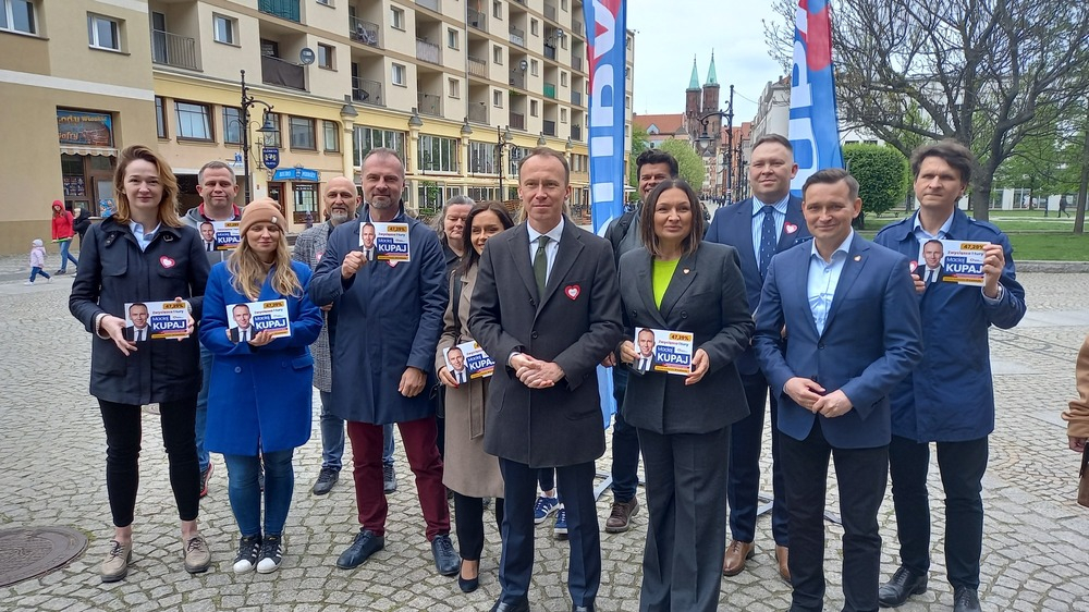 Michał Jaros przekonuje do glosowania na Macieja Kupaja - fot. Andrzej Andrzejewski