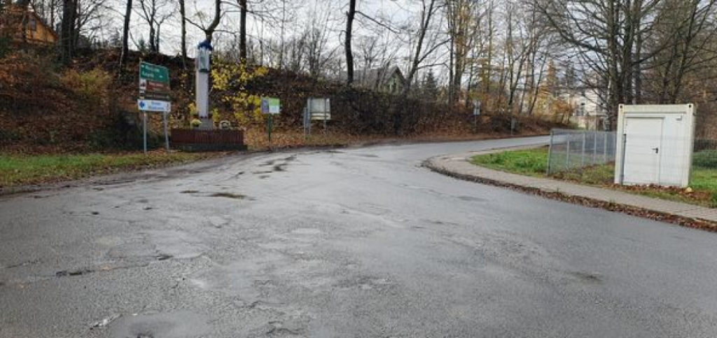 Droga w Janowicach Wielkich wreszcie zostanie wyremontowana - fot. Powiat Karkonoski