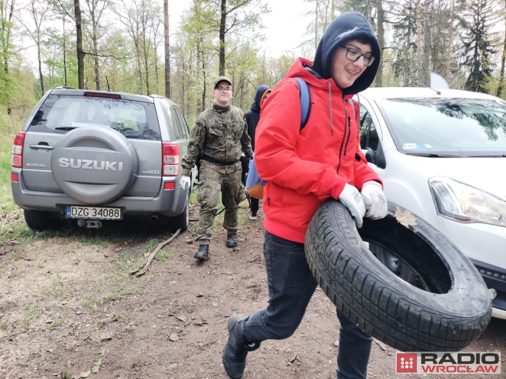 Ubrali rękawiczki, złapali za worki i z "energią" posprzątali las - fot. Piotr Słowiński
