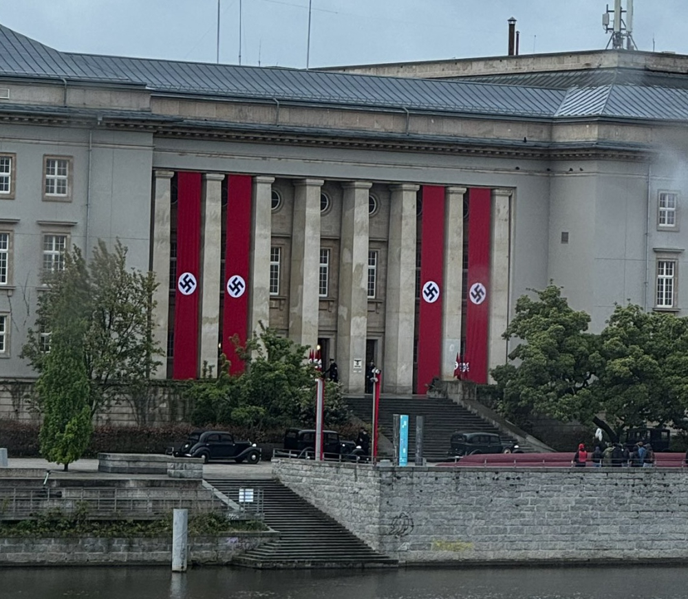 Swastyki na Urzędzie Wojewódzkim? We Wrocławiu ruszyły zdjęcia do tajemniczego serialu - fot. Użytkownik X: @artissexx