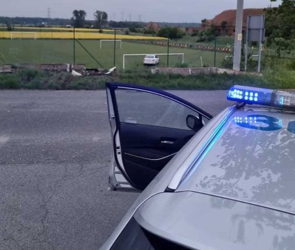 Uciekał przed policją. "Wleciał" na boisko i do bramki - fot. Policja
