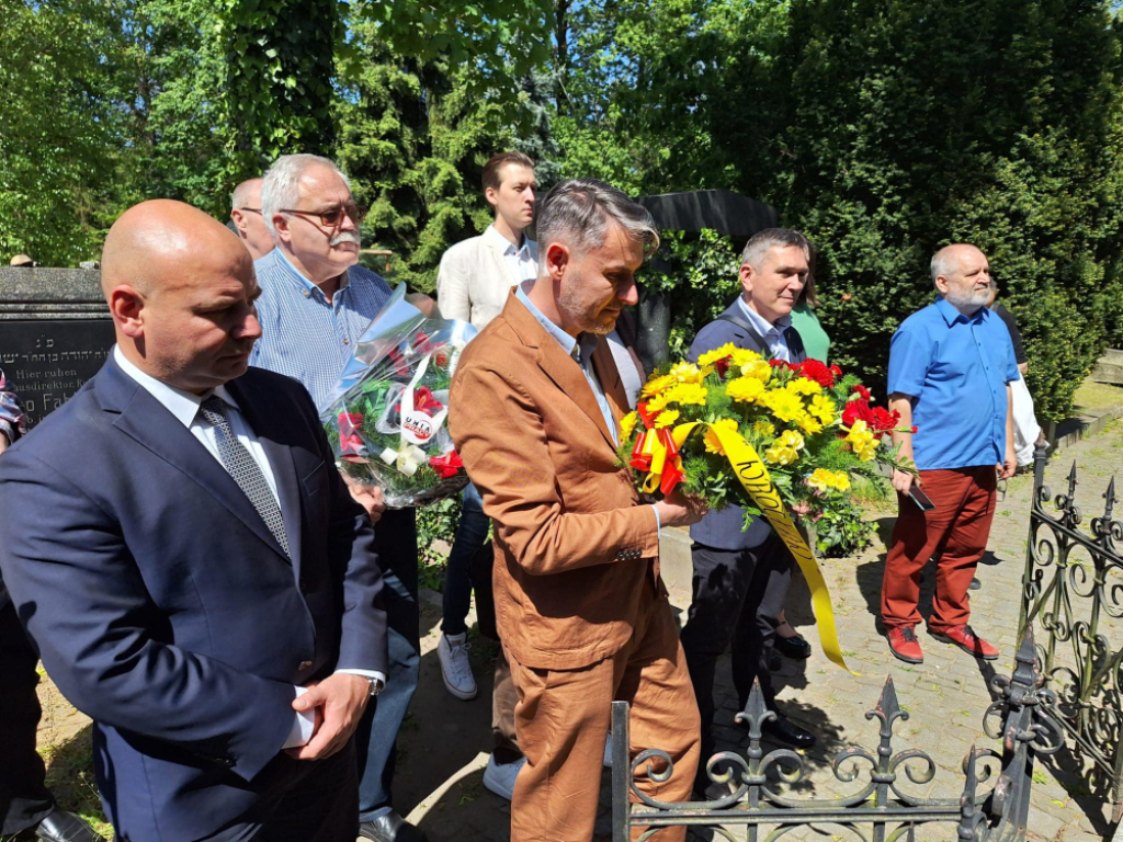 Złożyli kwiaty przy grobie Ferdynanda Lassalle'a - fot. Bartłomiej Ciążyński - Wiceprezydent Wrocławia / Facebook