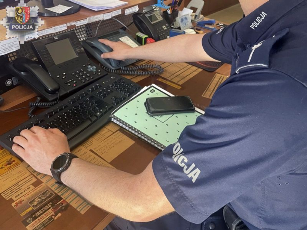 Starsza kobieta straciła oszczędności życia - Fot: dolnośląska policja