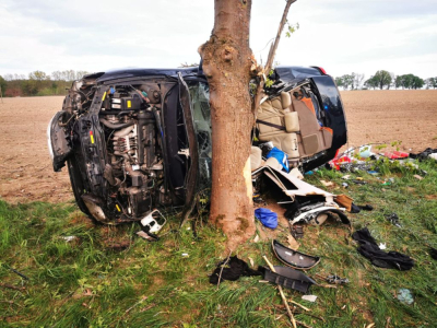 Najpierw uciekał przed policjantami, potem uderzył w drzewo. Dwie osoby ciężko ranne