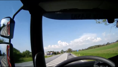 Straż pożarna jedzie do wypadku. Co zrobił kierowca?