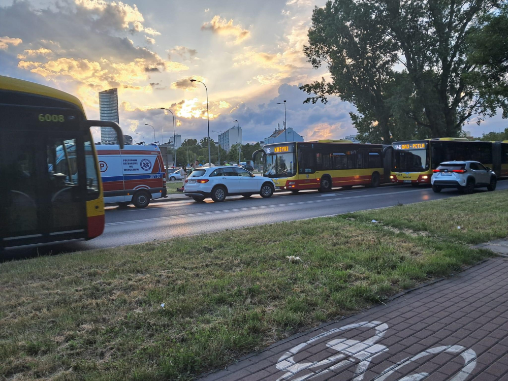 Czołowe zderzenie autobusu z osobówką w okolicach centrum - fot. użyczone
