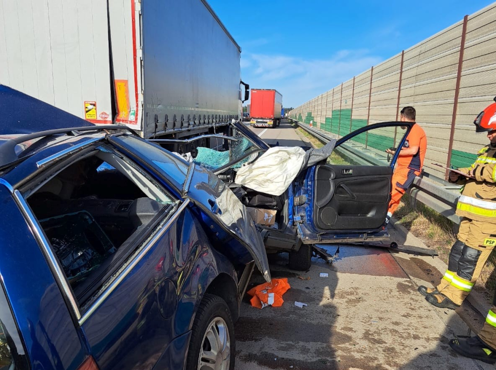 Tragiczny wypadek na A4 - osobówka wjechała w korek. Autostrada odblokowana - fot. Komenda Powiatowa Państwowej Straży Pożarnej w Bolesławcu