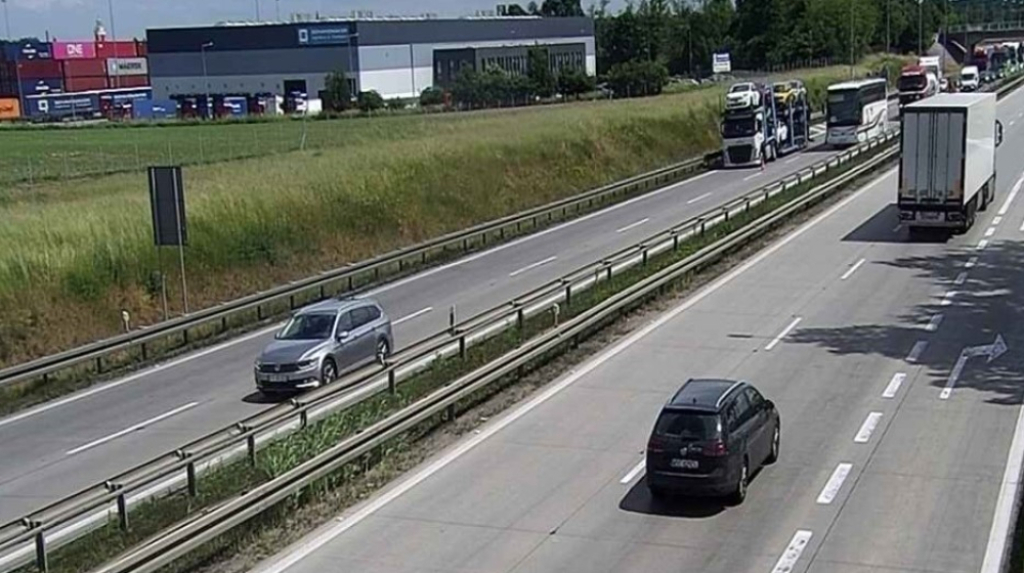W ciężarówce pękła opona, autostrada stanęła - fot. GDDKiA