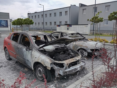 Pożar 4 samochodów w Siechnicach - pokłosie "głośnej" bójki?